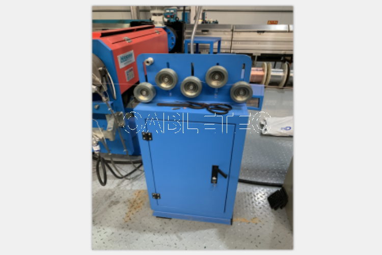 Straightening table for cable in extrusion line