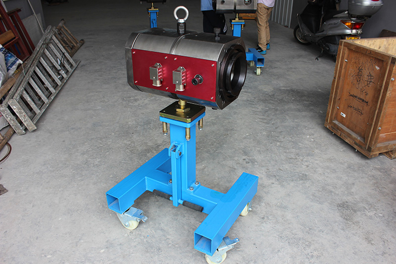 Fine-centering single layer crosshead with dual color stripe
