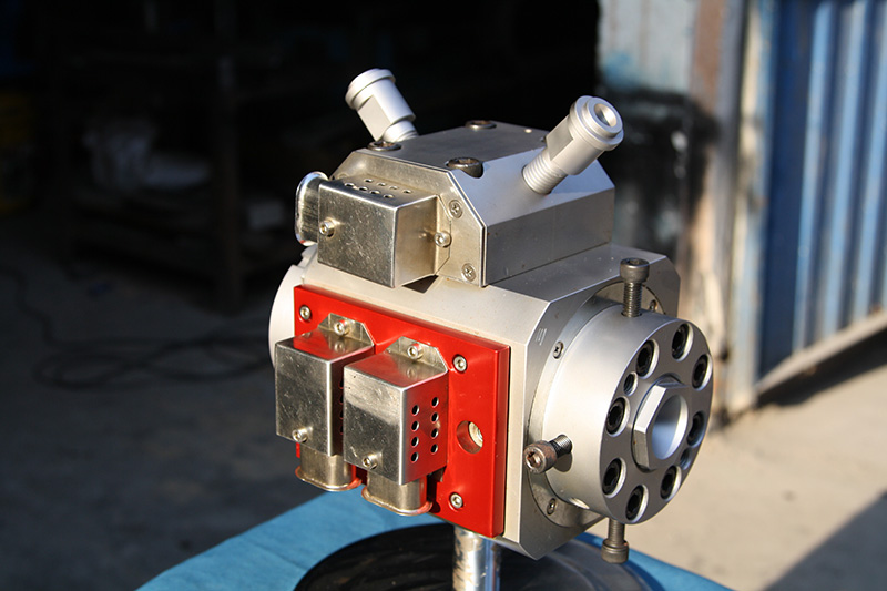 Triple layer co-extrusion centering crosshead